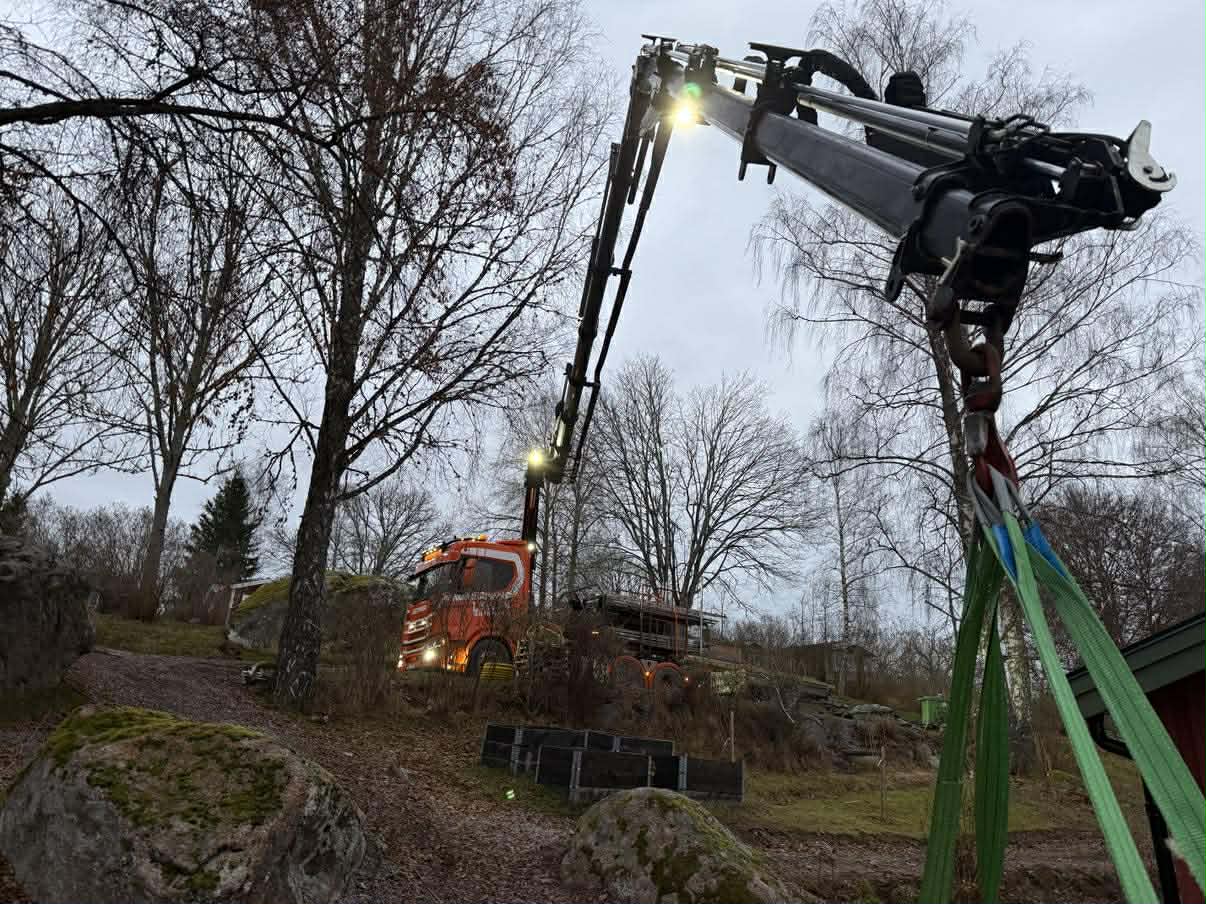 Kranlyft i Kisa - Lywén kranbil lyfter material på svåråtkomlig tomt i Kinda kommun, Östergötland