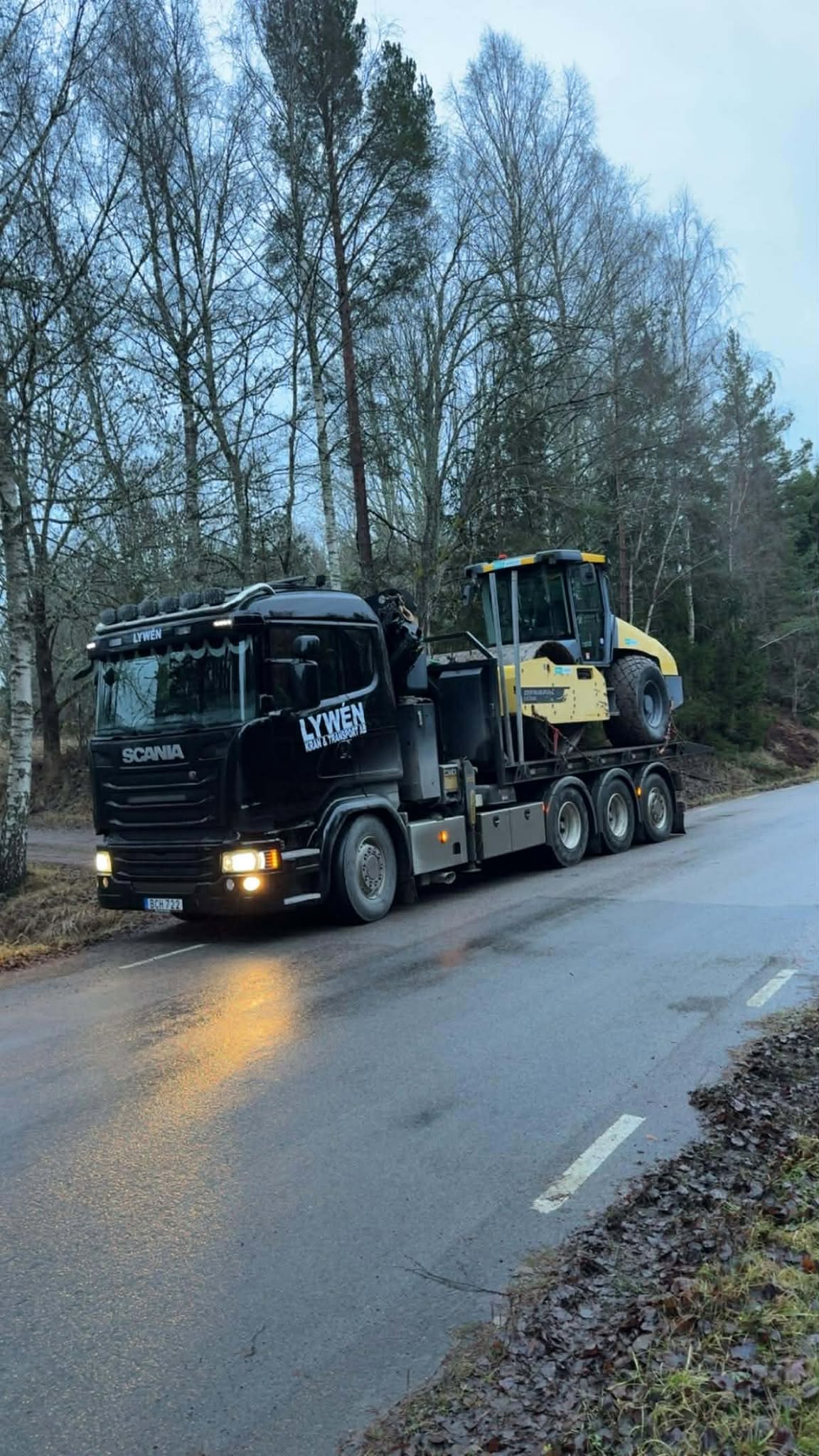 Maskintransport Kisa - Lywén svart Scania transporterar vält och maskiner i Östergötland och Småland
