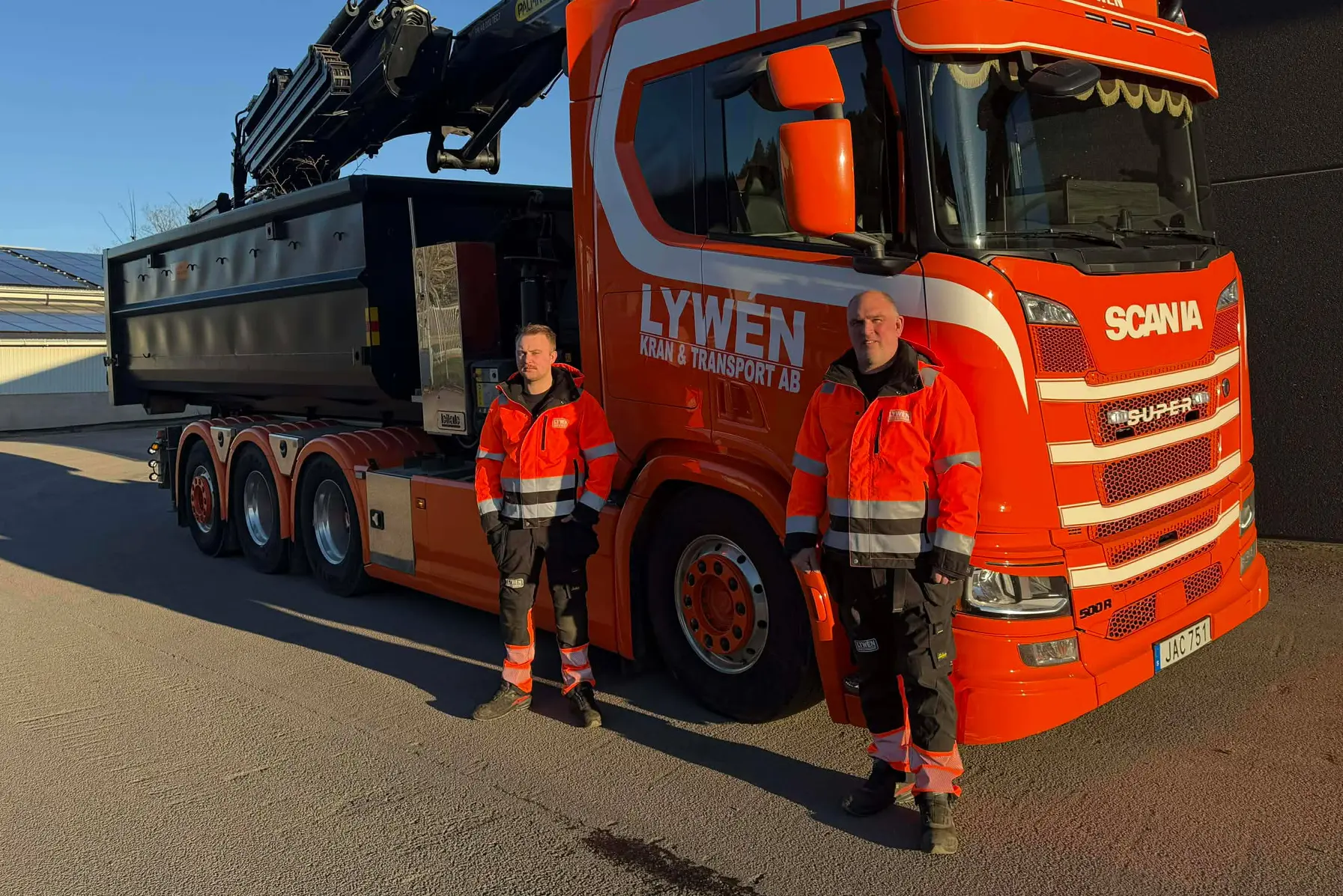 Glenn och Emil Lywén framför Scania kranbil - Lywén Kran & Transport AB i Kisa, Östergötland
